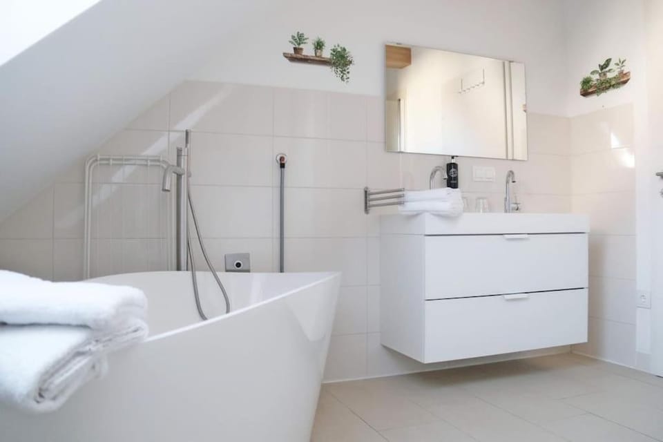 Bathroom, Bath, towels