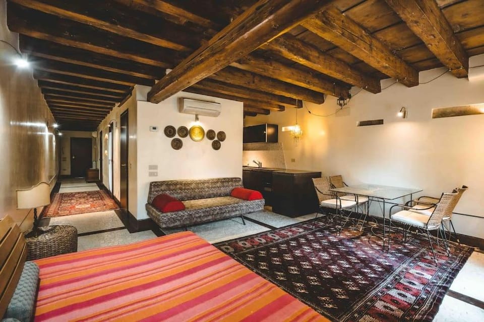 Raphael's Garden House Apartment in Venice