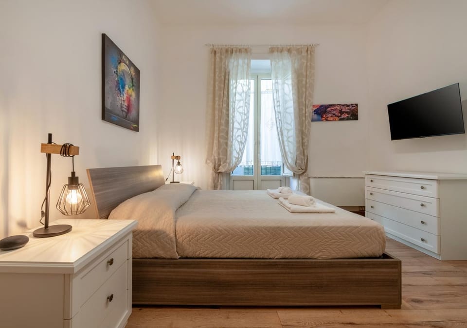Bed, TV and multimedia, Photo of the whole room, Bedroom