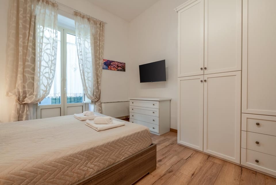 Bed, TV and multimedia, Photo of the whole room, Bedroom, towels, wardrobe