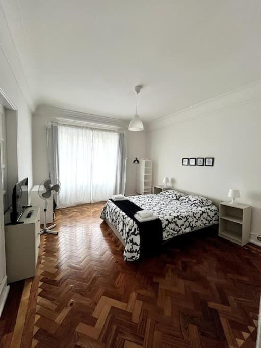 habitacion doble grande 2 personas balcon lisboa Vacation rental in Lisbon