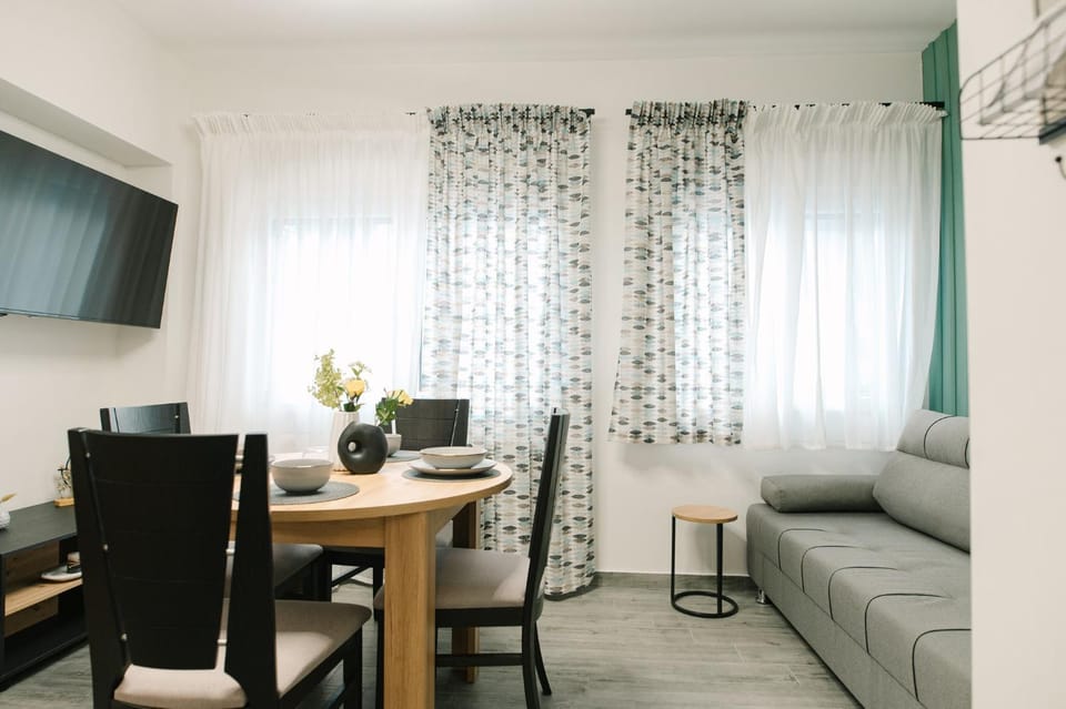TV and multimedia, Living room, Seating area, Dining area