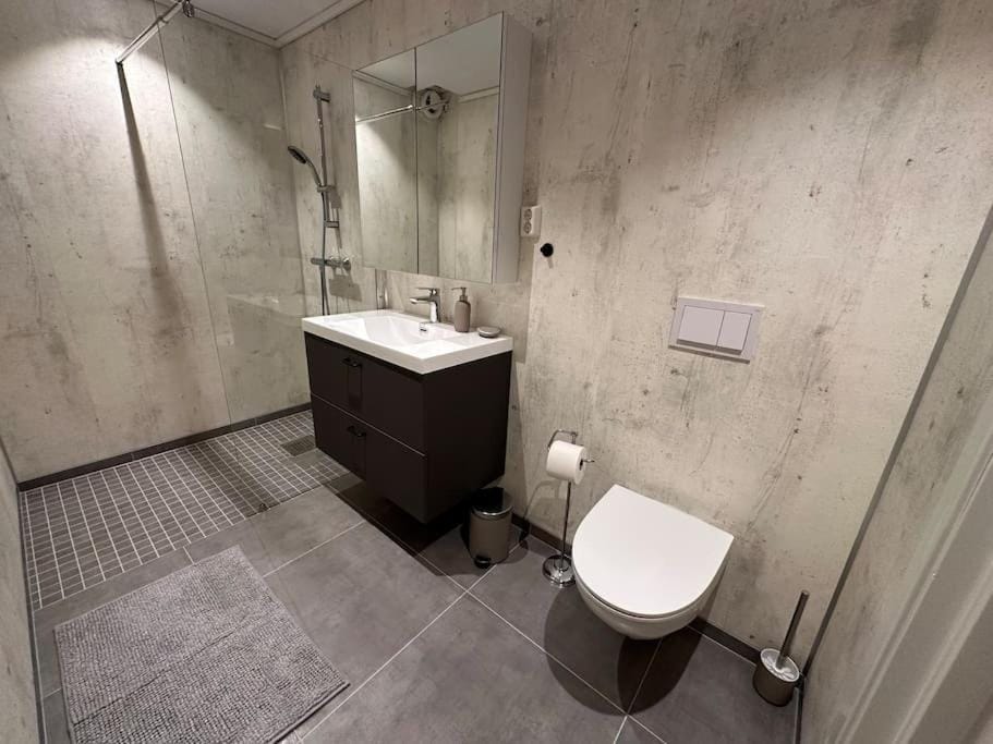 Shower, Toilet