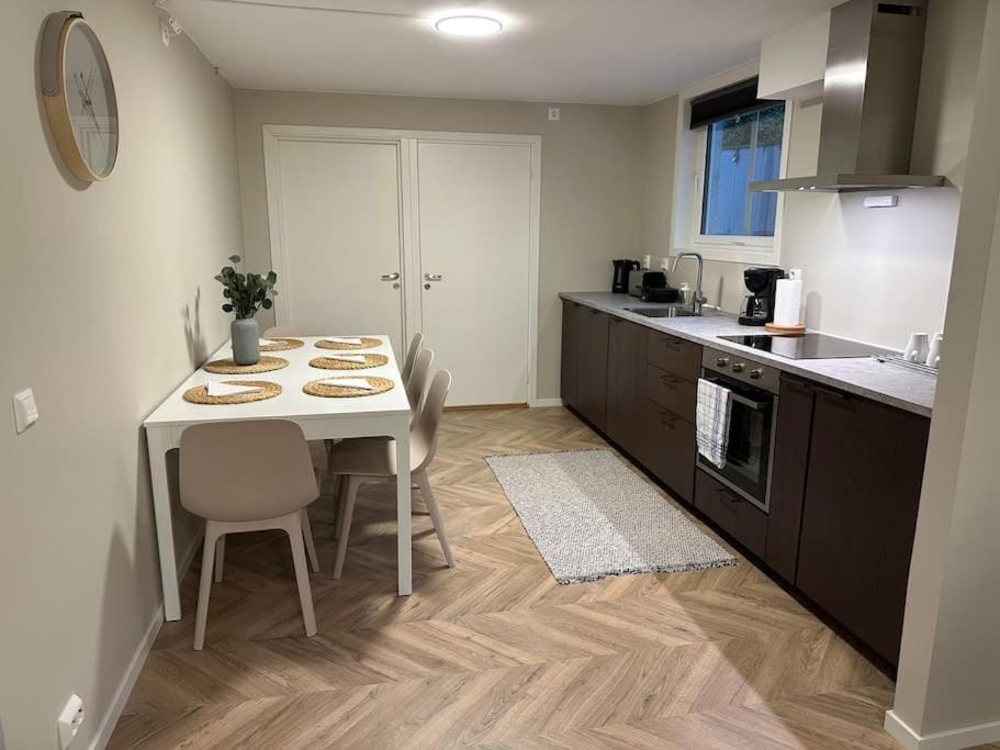 Kitchen or kitchenette, Dining area, oven