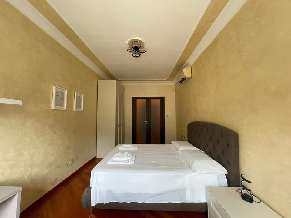 Torino-Historic Center Elegant Home Cathedral x4 Apartment in Turin