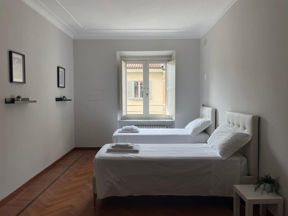 Torino-Historic Center Elegant Home Cathedral x4 Apartment in Turin