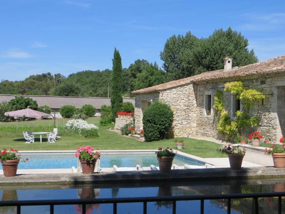 Gites le Fabras, espace de verdure, piscine collective et jeux House in Provence