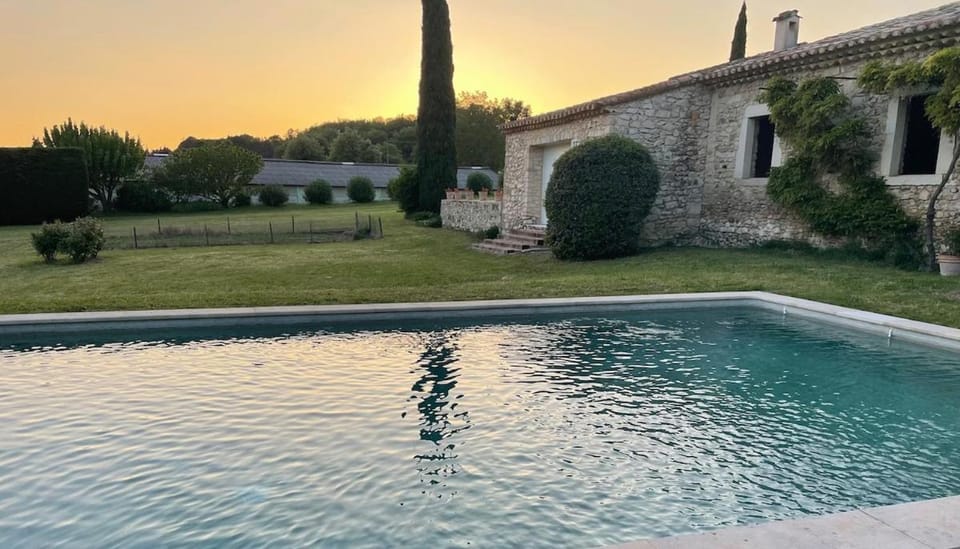 Gites le Fabras, espace de verdure, piscine collective et jeux House in Provence