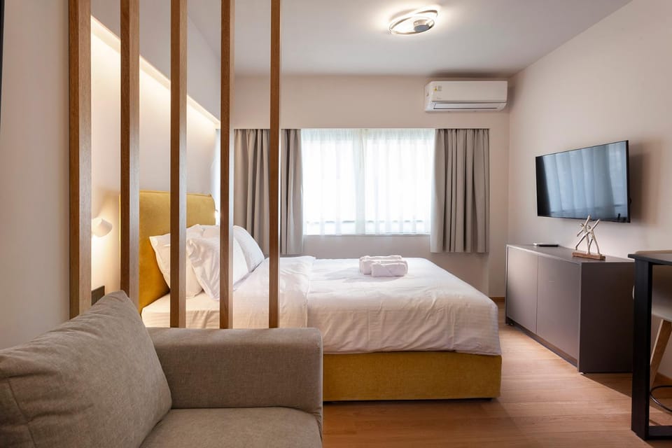 Bed, TV and multimedia, Living room, Photo of the whole room, Seating area, Evening entertainment, Bedroom, air conditioner