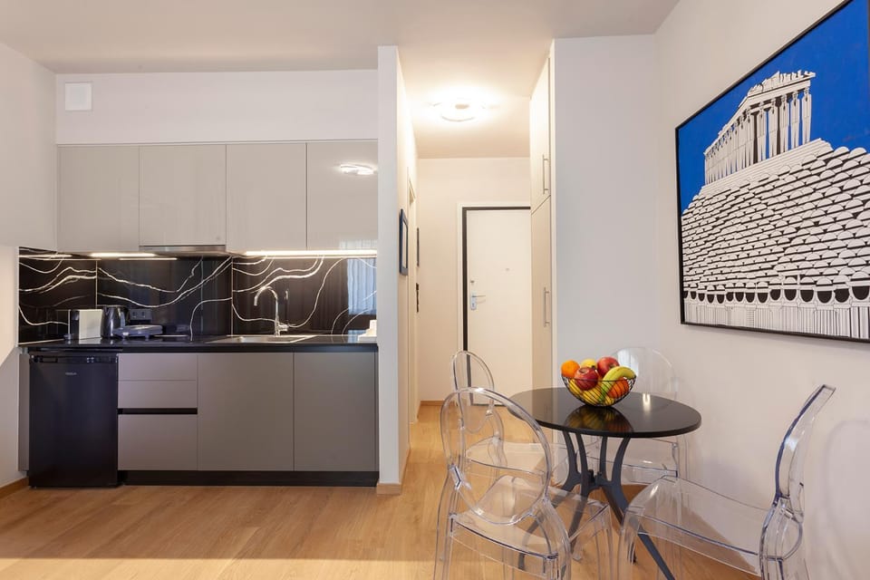 Kitchen or kitchenette, Dining area