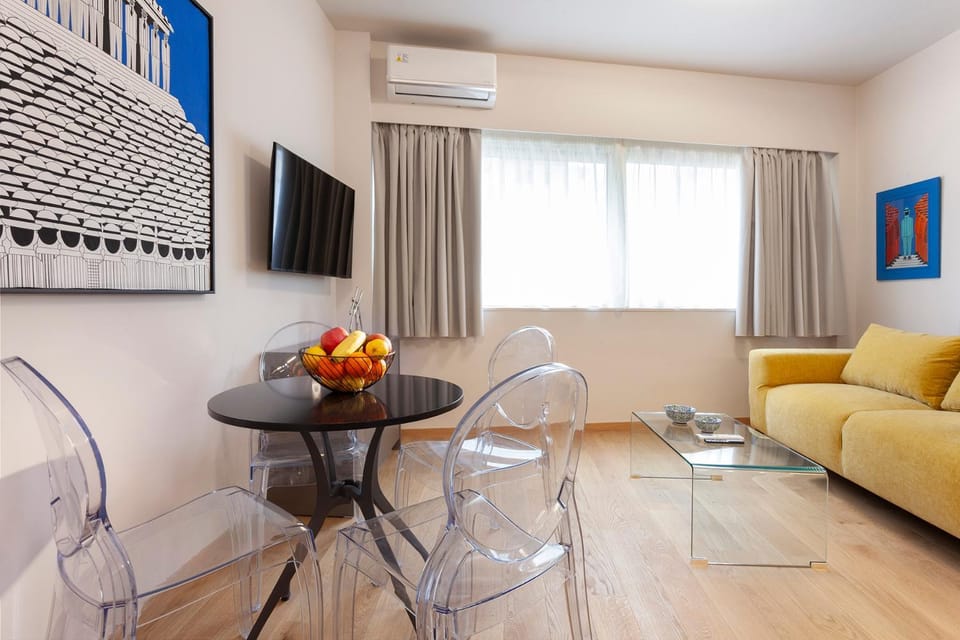 TV and multimedia, Living room, Seating area, Dining area, Evening entertainment, air conditioner