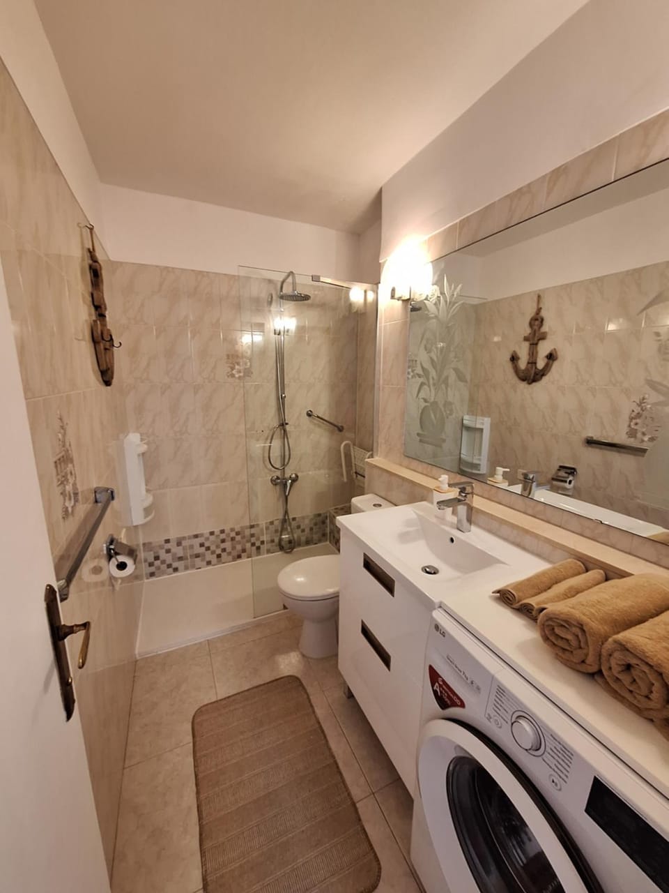 Shower, towels, washing machine