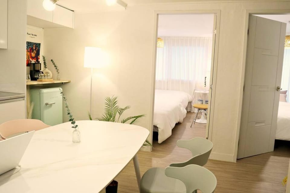 3 rooms 4 Queen beds 홍대역 도보 3분 Apartment in Seoul