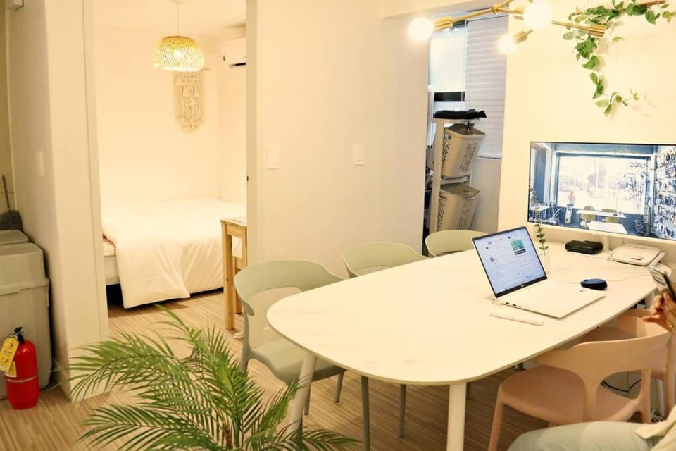 3 rooms 4 Queen beds 홍대역 도보 3분 Apartment in Seoul