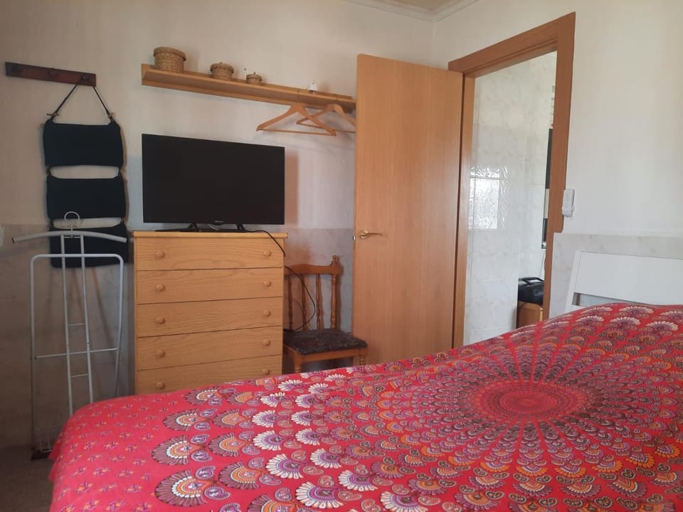 Bed, TV and multimedia, Photo of the whole room, Bedroom