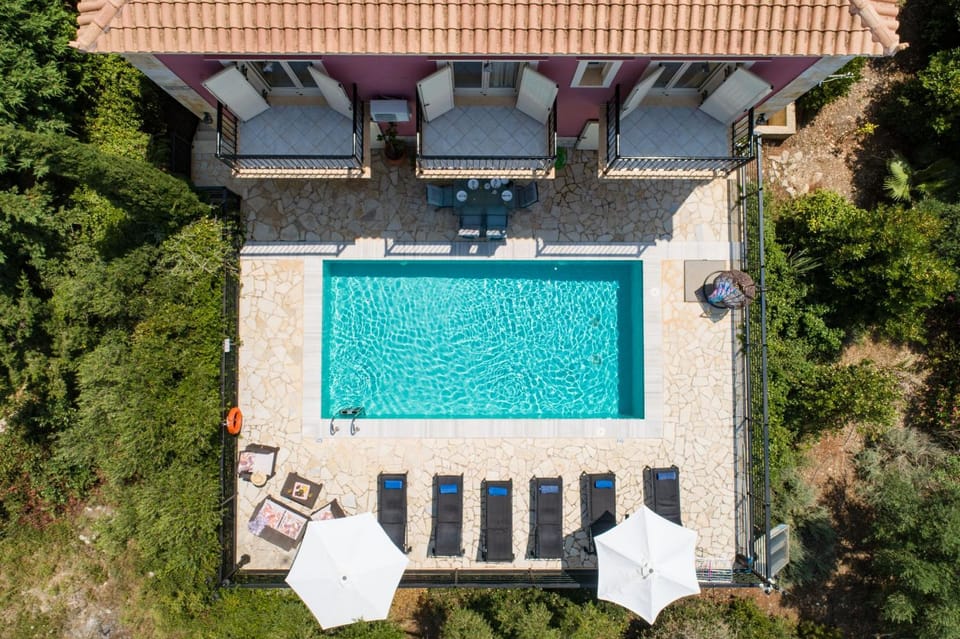 Property building, Patio, Day, Pool view, Swimming pool, sunbed