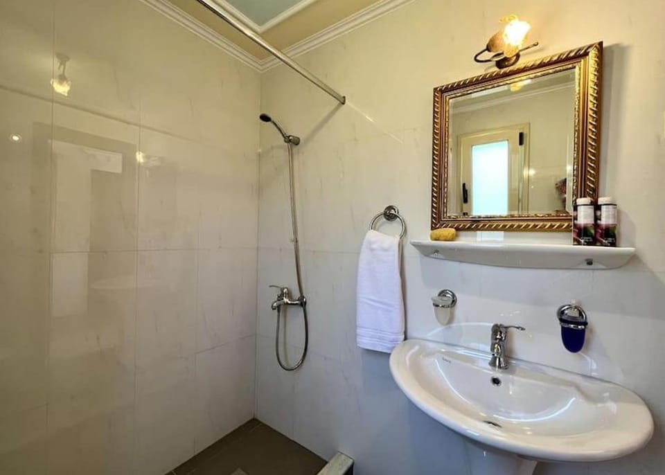 Shower, Bathroom, towels