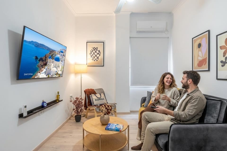 People, TV and multimedia, Living room, Seating area, Guests, group of guests, air conditioner