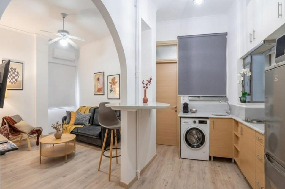 Kitchen or kitchenette, Living room, Seating area, Dining area