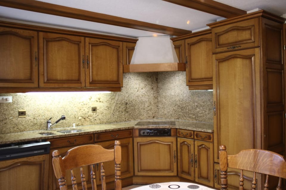 Kitchen or kitchenette, Dining area, stove