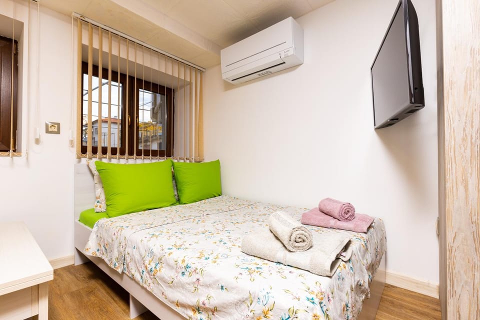 Bed, TV and multimedia, Photo of the whole room, Bedroom, towels