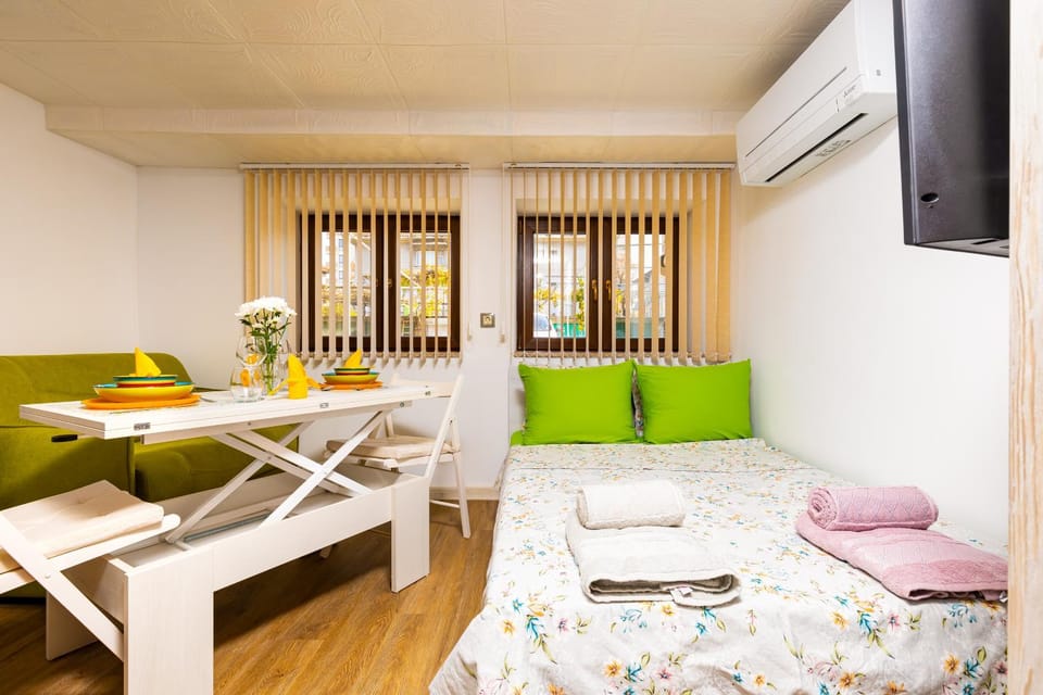 Bed, Living room, Photo of the whole room, Seating area, Dining area