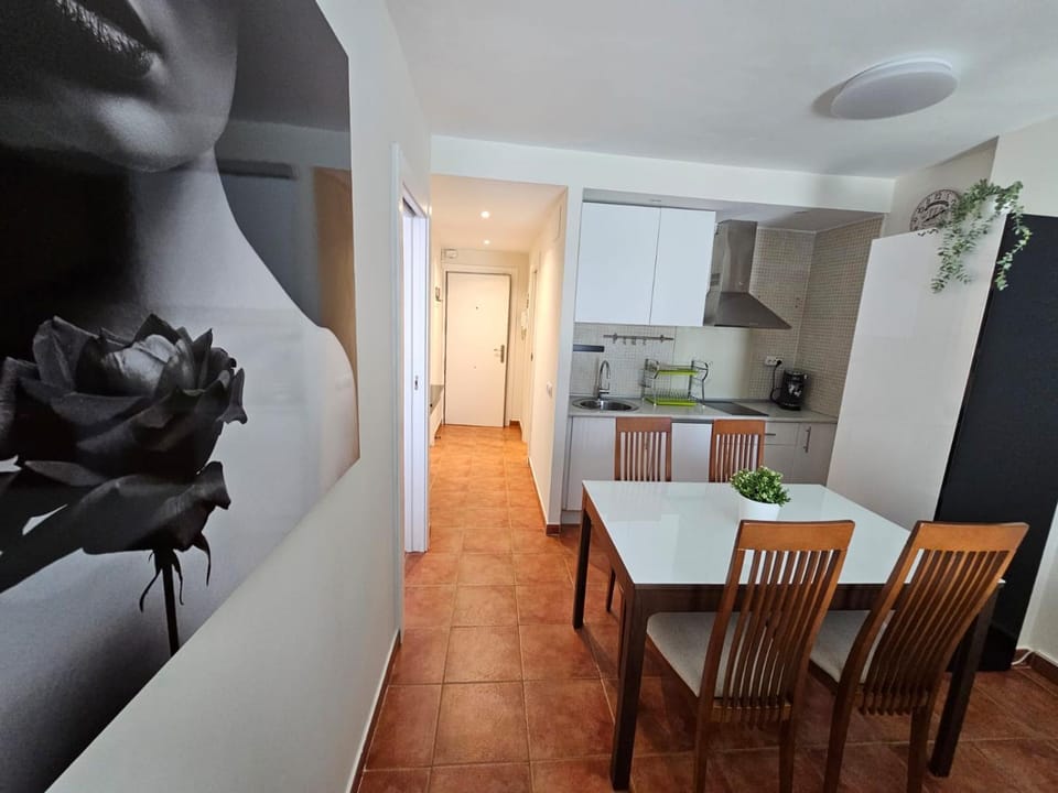 Kitchen or kitchenette, Seating area, Dining area