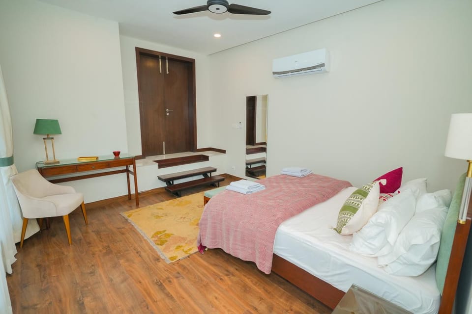 Bed, Photo of the whole room, towels