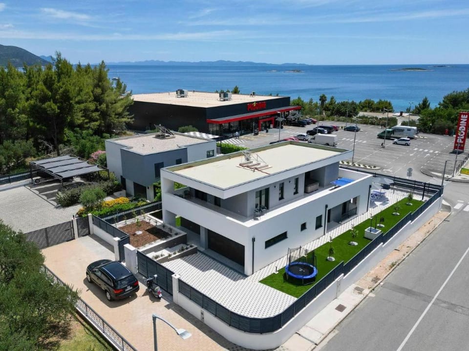 Property building, Facade/entrance, Off site