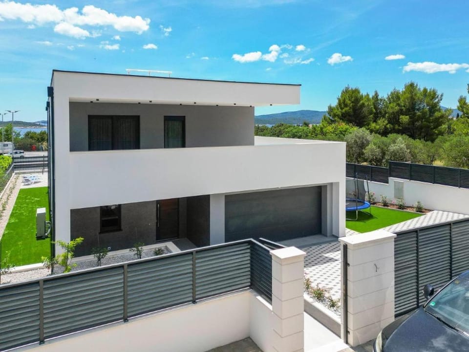 Property building, Facade/entrance, Off site