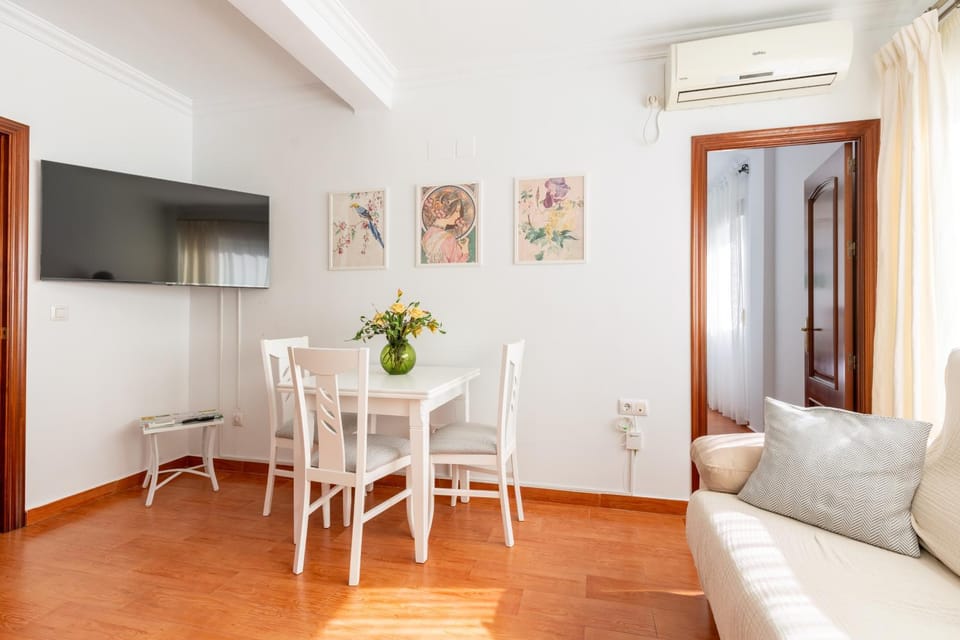 TV and multimedia, Living room, Seating area, Dining area, air conditioner