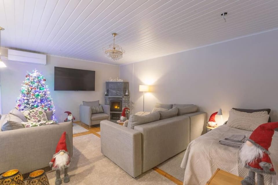 Bed, TV and multimedia, Living room, Photo of the whole room, Seating area, Evening entertainment