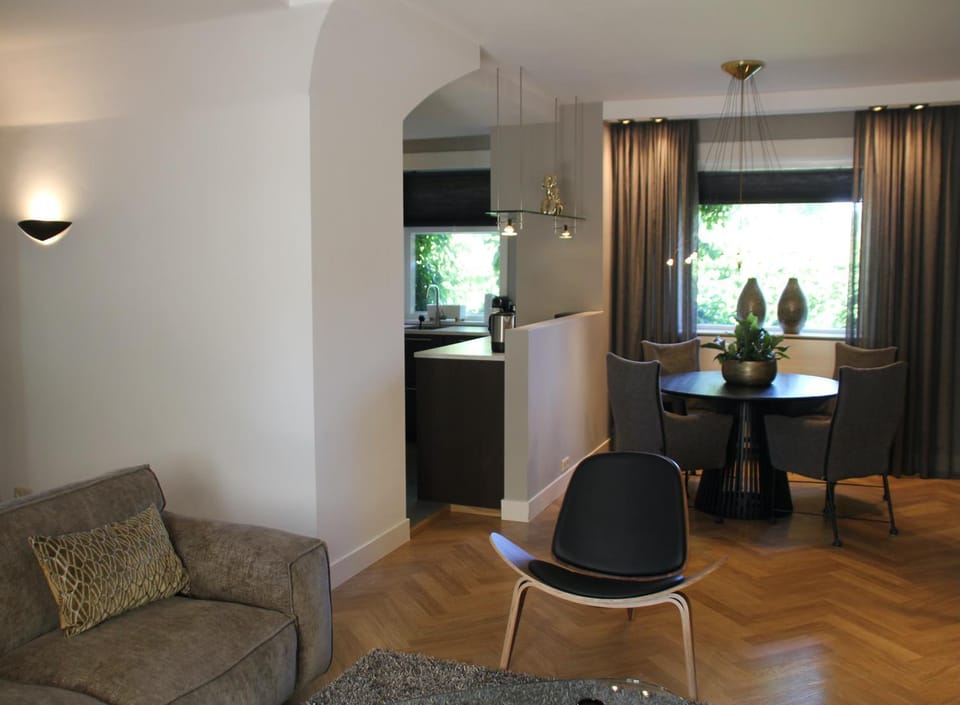 Kitchen or kitchenette, Living room, Seating area, Dining area