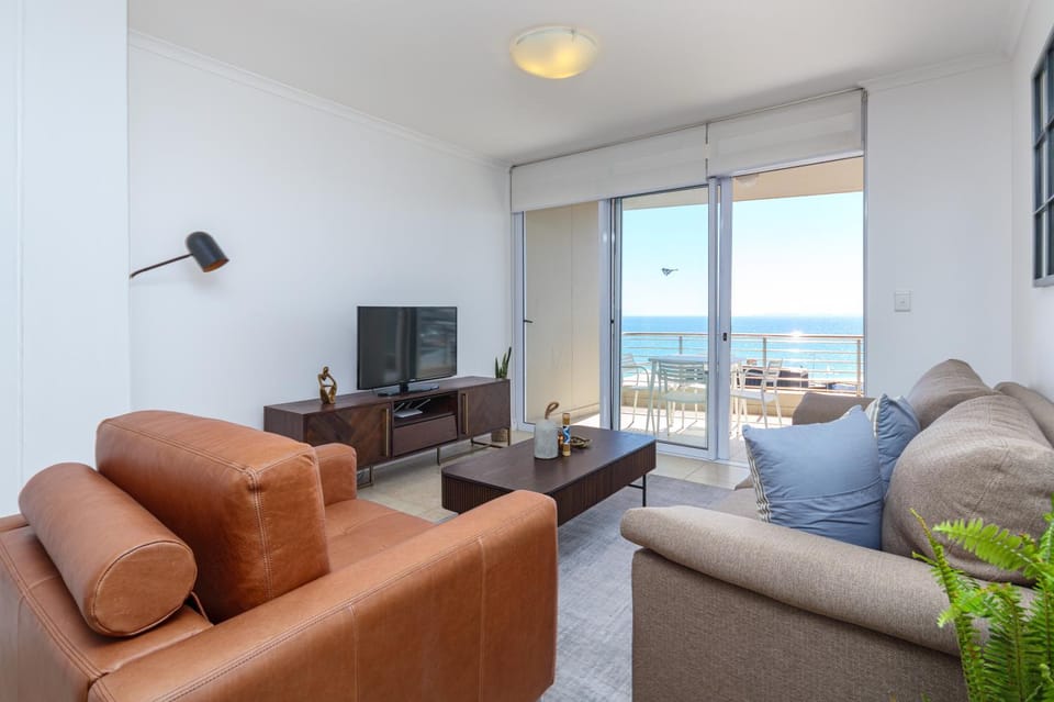 Communal lounge/ TV room, Natural landscape, Seating area, Evening entertainment, Sea view