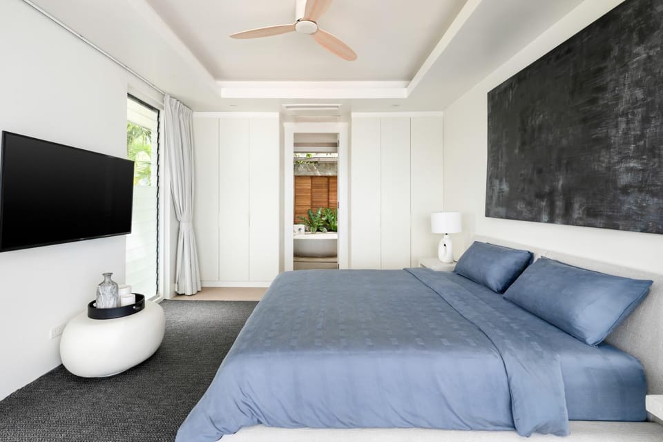 Bed, TV and multimedia, Bedroom
