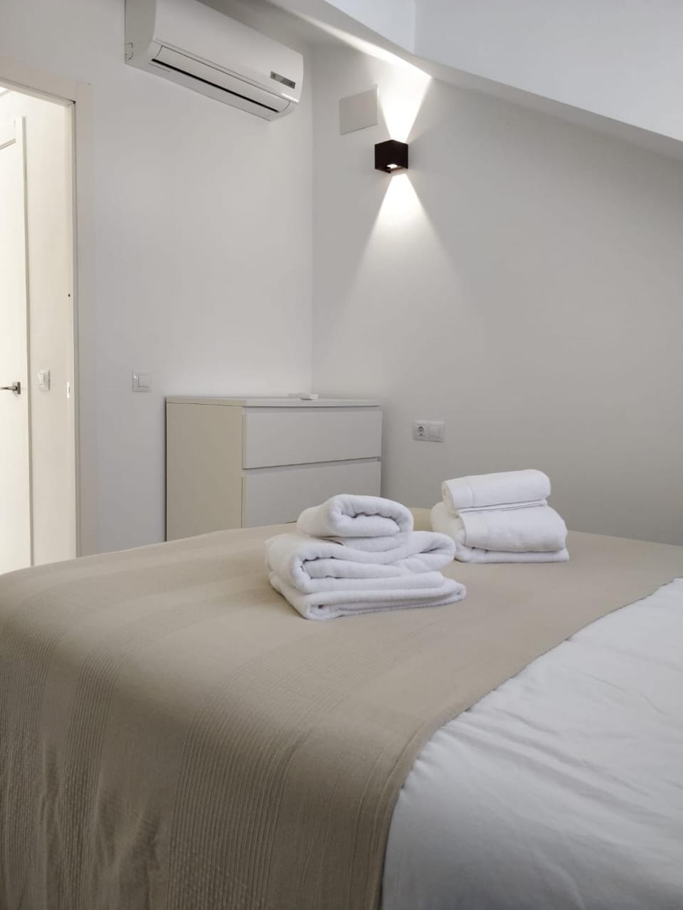 Bed, Bedroom, towels, air conditioner