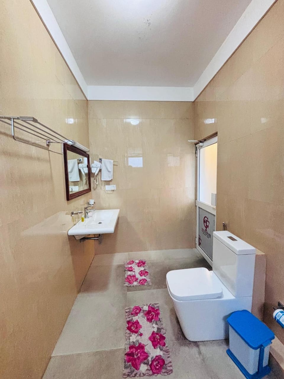 Shower, Toilet, Bathroom, Bath, bidet, towels