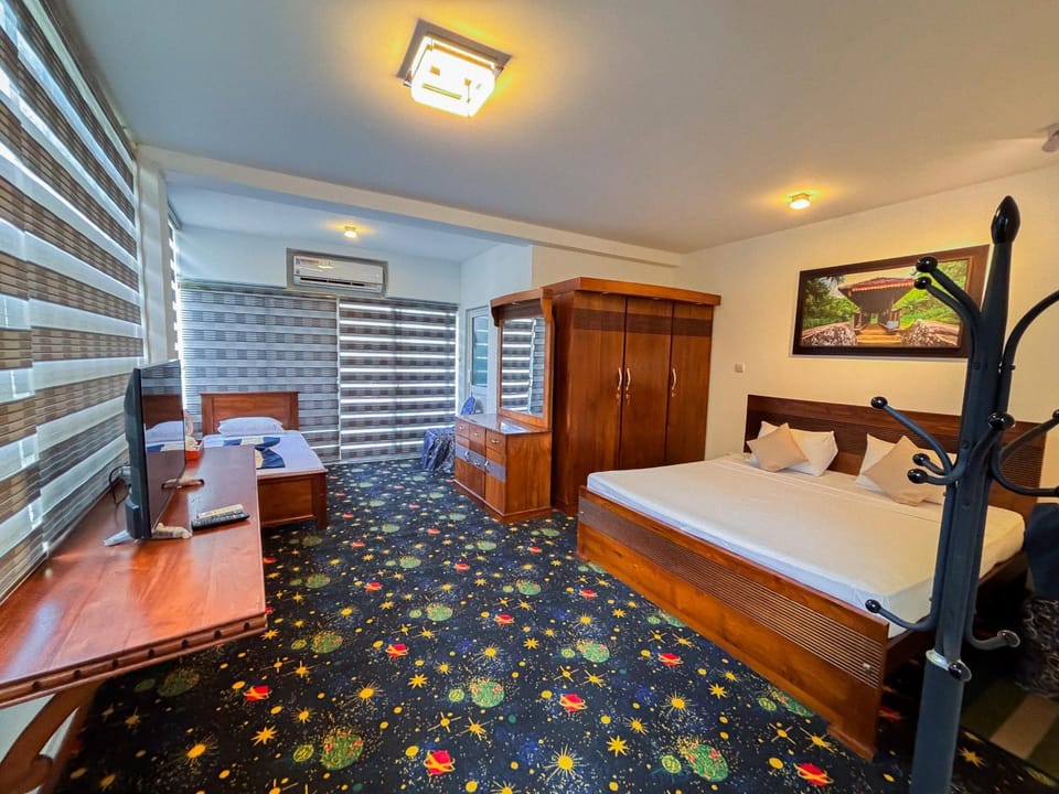 Communal lounge/ TV room, Bed, TV and multimedia, Photo of the whole room, Bedroom, wardrobe, air conditioner