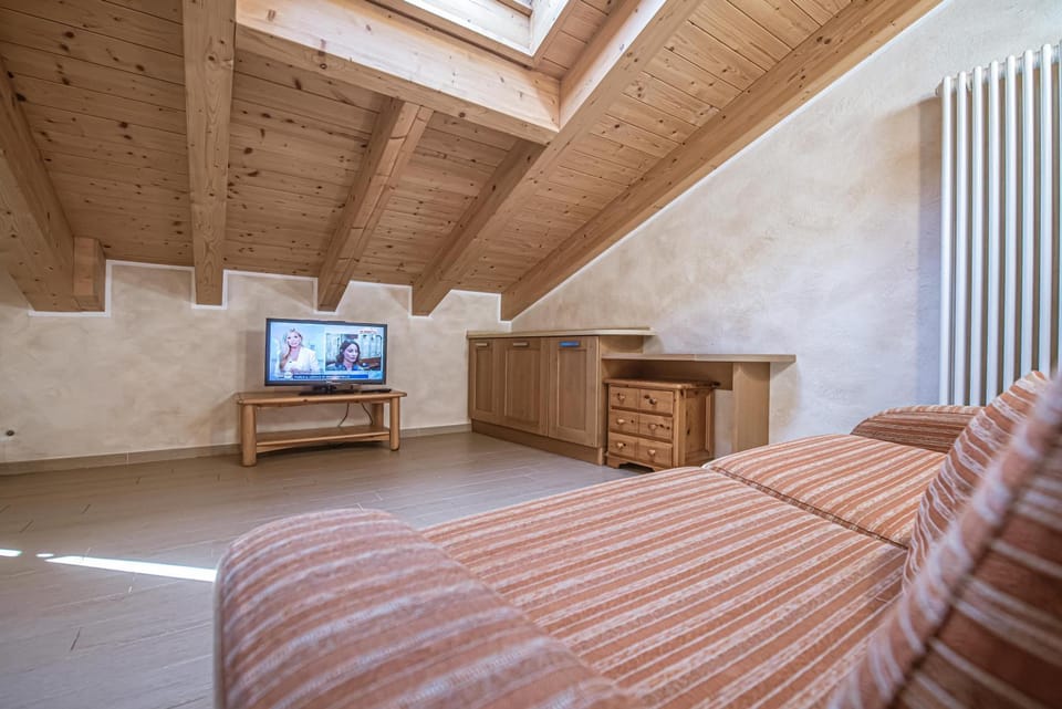 Communal lounge/ TV room, Living room, Photo of the whole room, Seating area, Evening entertainment, Bedroom