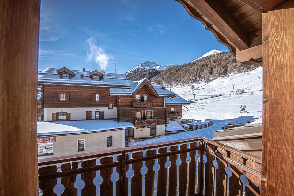 Property building, Nearby landmark, Natural landscape, Mountain view