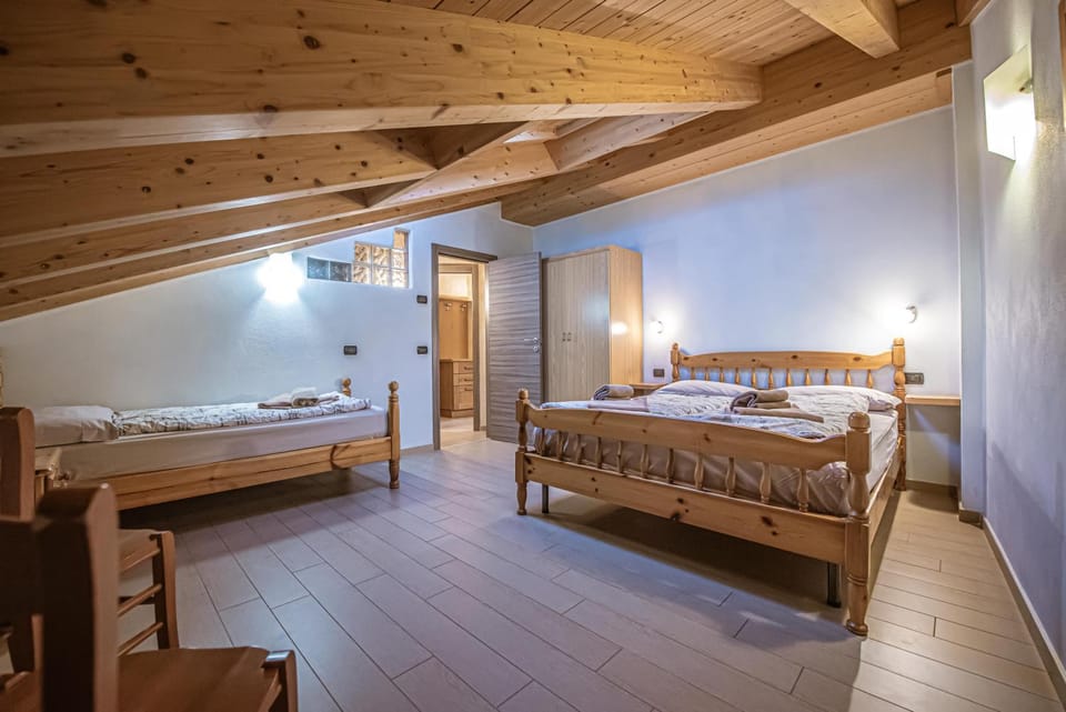 Bed, Dining area, Bedroom, towels