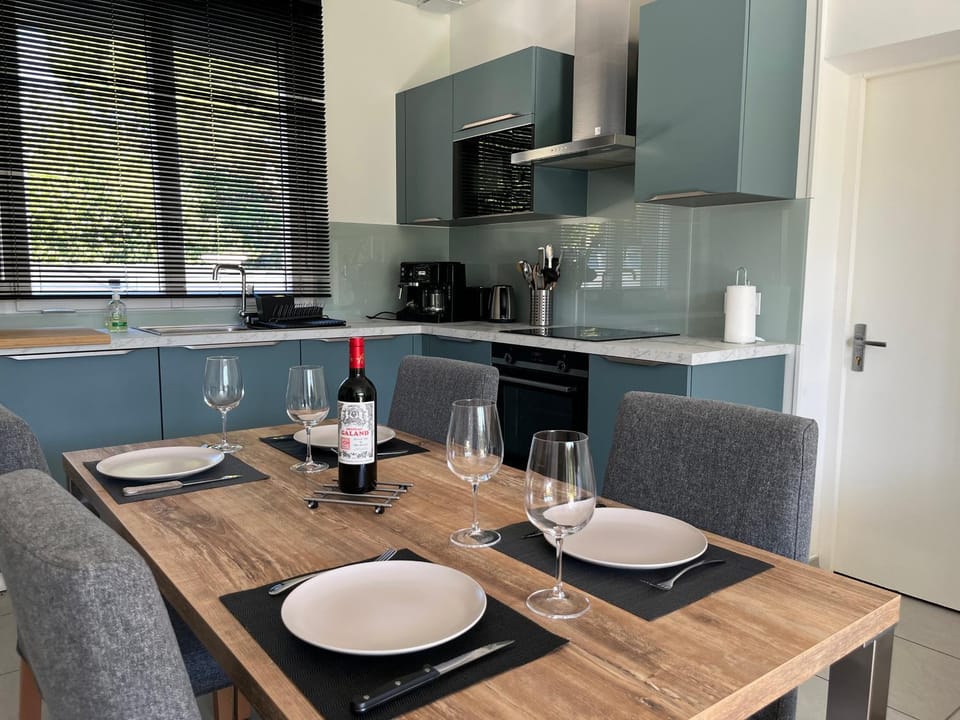 Coffee/tea facilities, Kitchen or kitchenette, Dining area, minibar, stove