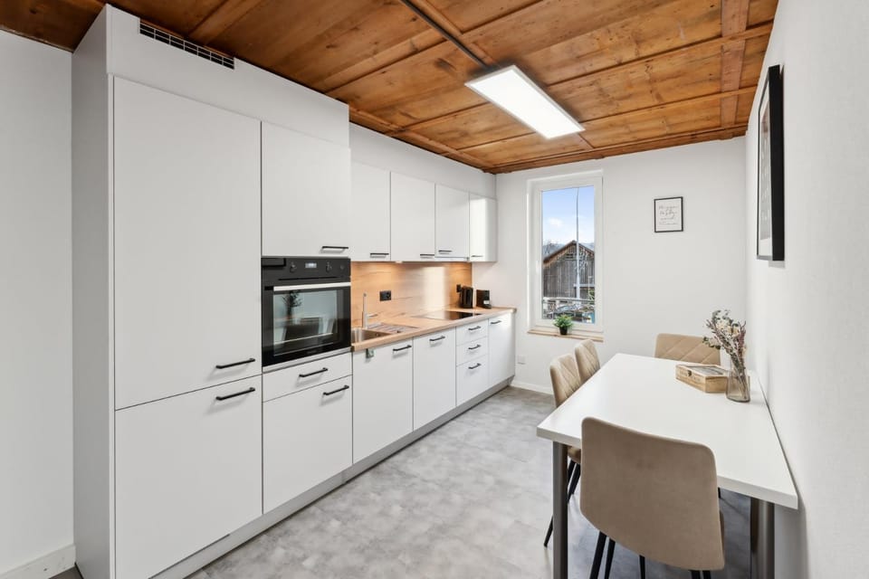 Kitchen or kitchenette, Dining area