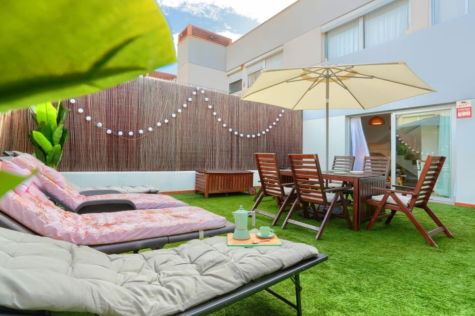 Property building, Balcony/Terrace, Living room