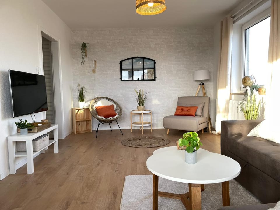 TV and multimedia, Living room, Seating area, Evening entertainment