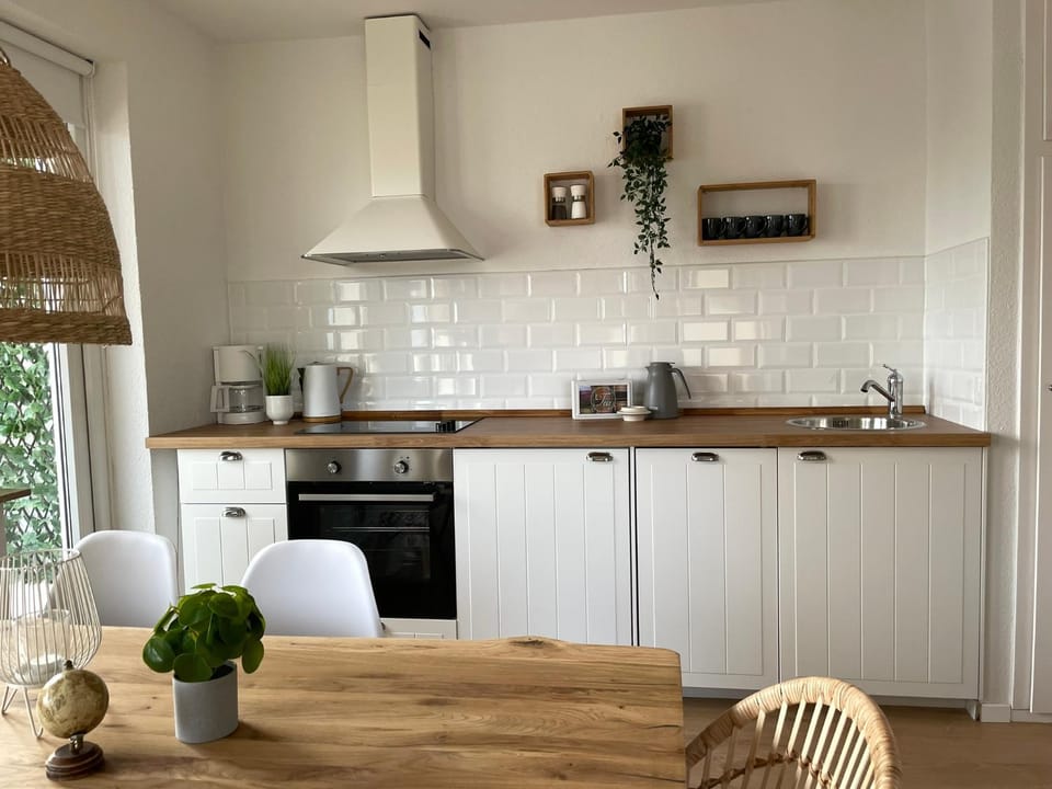 Coffee/tea facilities, Kitchen or kitchenette, Dining area, dishwasher, stove