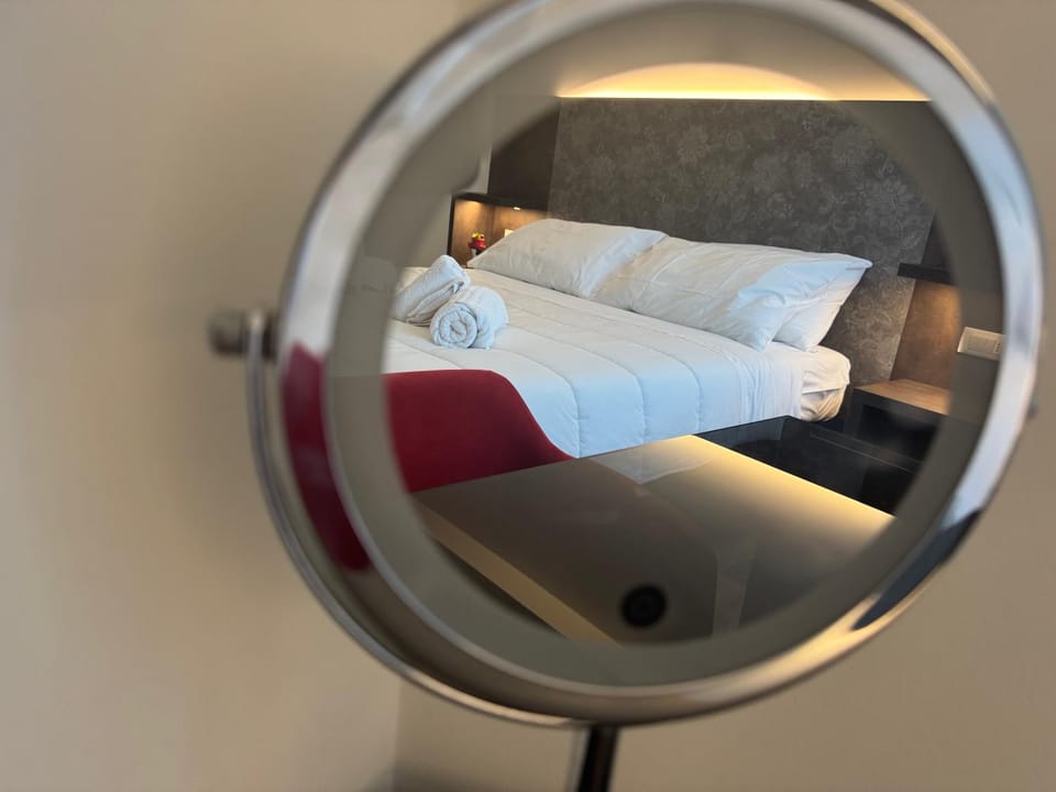Bed, Bedroom, towels