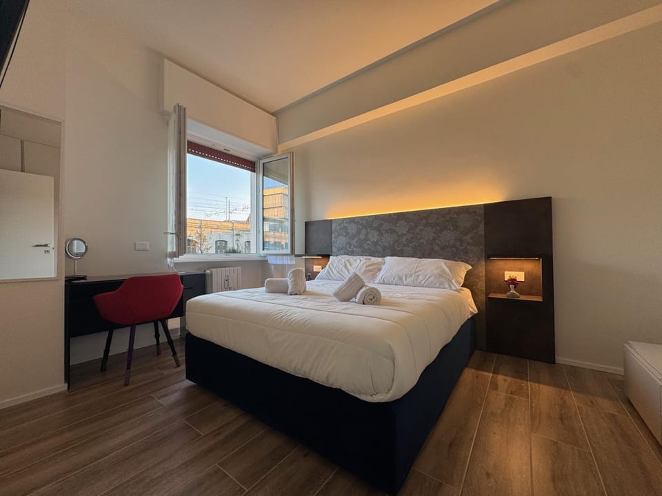 Bed, Bedroom, towels