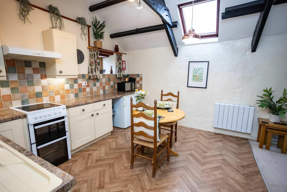 Kitchen or kitchenette, Dining area, internet, oven, pet friendly, stove