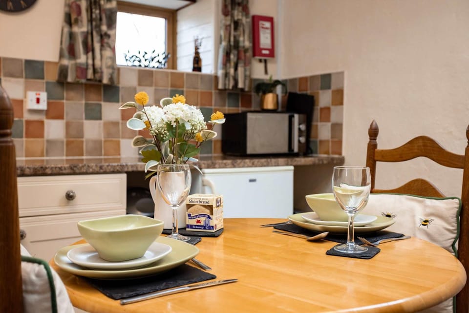 Coffee/tea facilities, Kitchen or kitchenette, Food and drinks, Seating area, Dining area